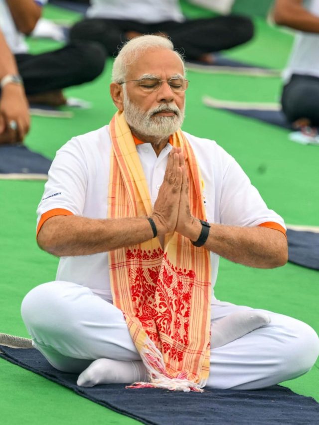 योग से लेकर रात के खाने तक, पीएम मोदी के डेली रूटीन में शामिल हैं ये आदतें