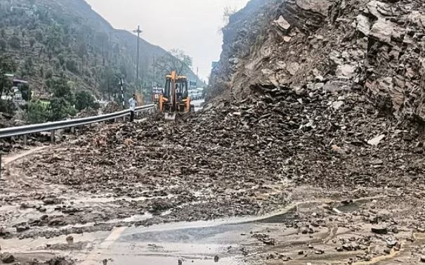 बारिश के कारण हाइवे बंद