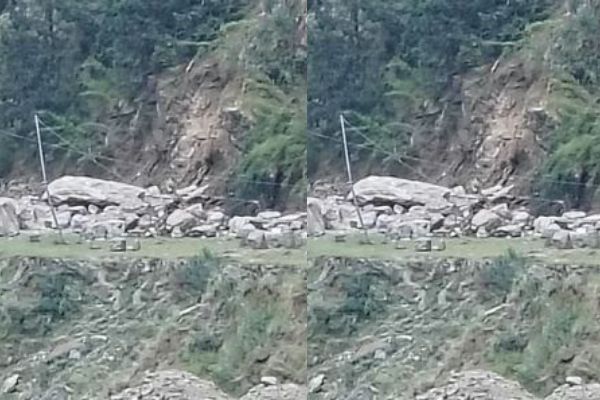 डबरानी के पास पहाड़ी से गिरे बोल्डर, गंगोत्री हाईवे क्षत्रिग्रस्त