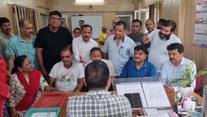 हल्द्वानी में बिजली कटौती को लेकर व्यापारियों में आक्रोश, विद्युत विभाग के बाहर काटा हंगामा