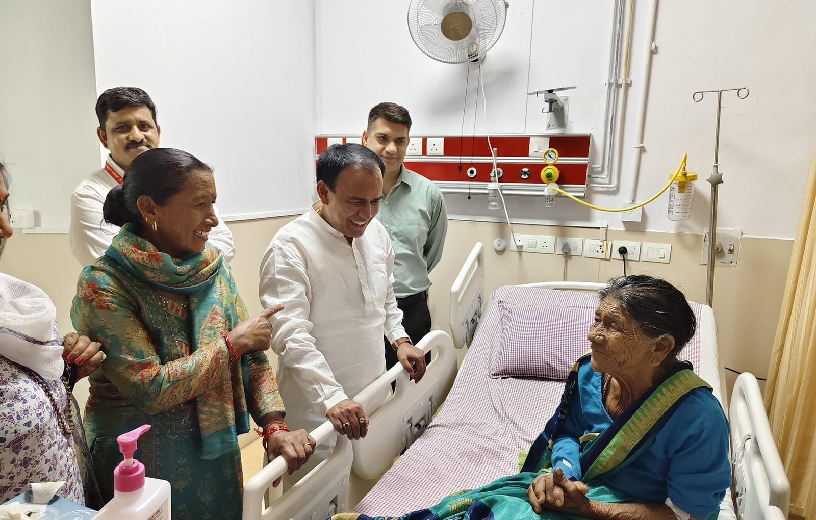 यूपी के सीएम योगी आदित्यनाथ की मां एक बार फिर अस्पताल में भर्ती,