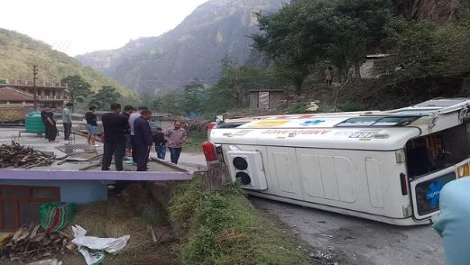 मरीज को लेकर हॉस्पिटल जा रही थी एम्बुलेंस, अनियंत्रित होकर पलटी, पांच लोग घायल