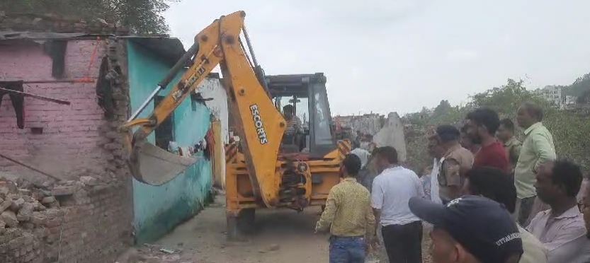 NGT के आदेश के बाद एक्शन मोड़ पर आया MDDA, वीर गब्बर सिंह बस्ती में ध्वस्तीकरण की कार्रवाई शुरू