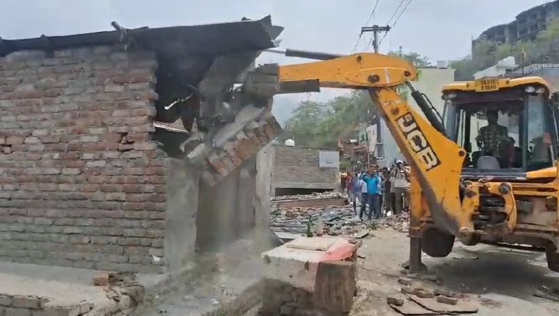 अवैध अतिक्रमण