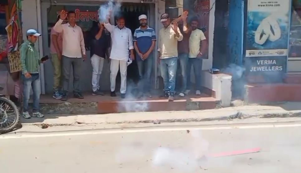 सांसद अजय टम्टा के केंद्रीय राज्य मंत्री बनने पर भाजपा कार्यर्ताओं में खुशी की लहर, आतिशबाजी कर मनाया जश्न जश्न