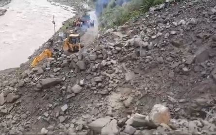 गंगोत्री हाईवे पर भूस्खलन, राष्ट्रीय राजमार्ग बाधित, मलबा उठाने पर जुटी BRO की टीम