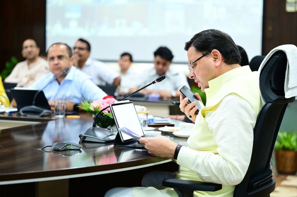 सीएम धामी ने ली मुख्यमंत्री हेल्पलाइन 1905 की समीक्षा, ढिलाई बरतने वाले अधिकारियों से मांगा स्पष्टीकरण