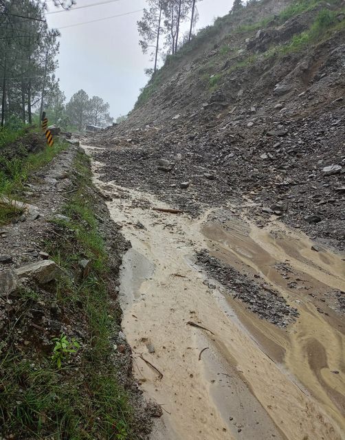 बारिश ने मचाई तबाही, नन्दप्रयाग के पास आया मलबा, हाईवे बाधित