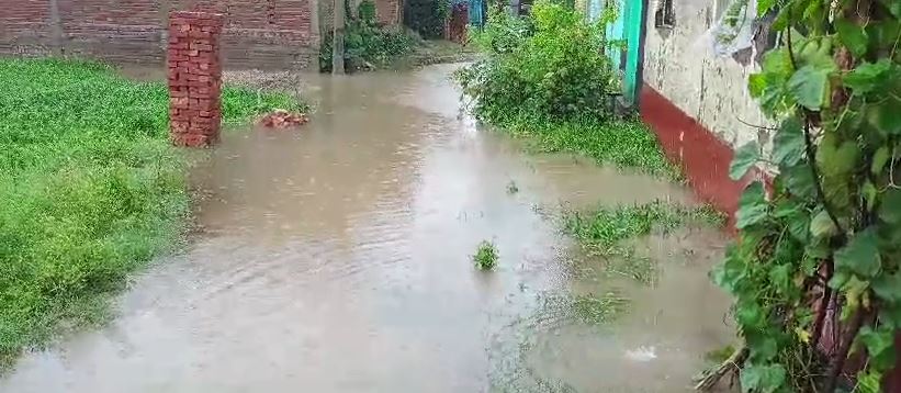 बारिश से जलमग्न हुआ दिनेशपुर, सड़कों पर बह रहा नालों का पानी, ग्रामीणों में आक्रोश