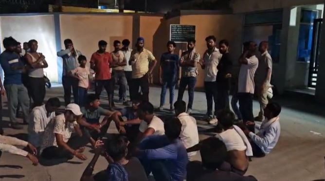 ड्यूटी के दौरान मजदूर की मौत पर परिजनों का हंगामा, फैक्ट्री प्रबंधन पर लगाए गंभीर आरोप