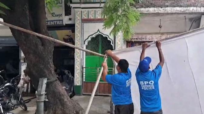 प्रशासन ने लिया यू टर्न, कांवड़ मार्ग पर पड़ने वाले मस्जिदों के बाहर से हटाए पर्दे
