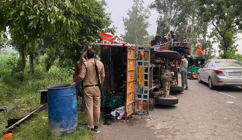 कांवड़ यात्रियों के वाहन और पिकअप की हुई जोरदार भिड़ंत, हादसे में एक कांवड़िये की मौत, नौ घायल