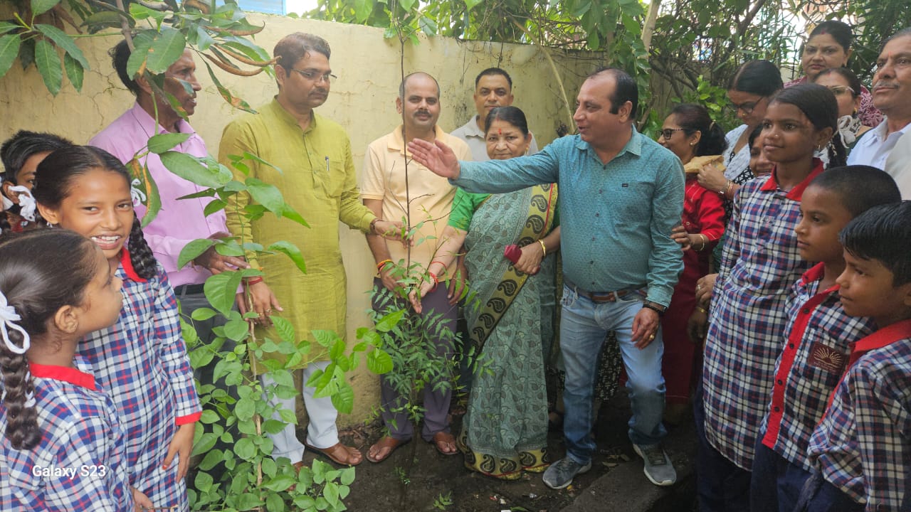 हरेला पर्व पर ब्रह्मपुरी वार्ड के पार्षद सतीश कश्यप ने किया पौधारोपण, लोगों से की पेड़ लगाने की अपील