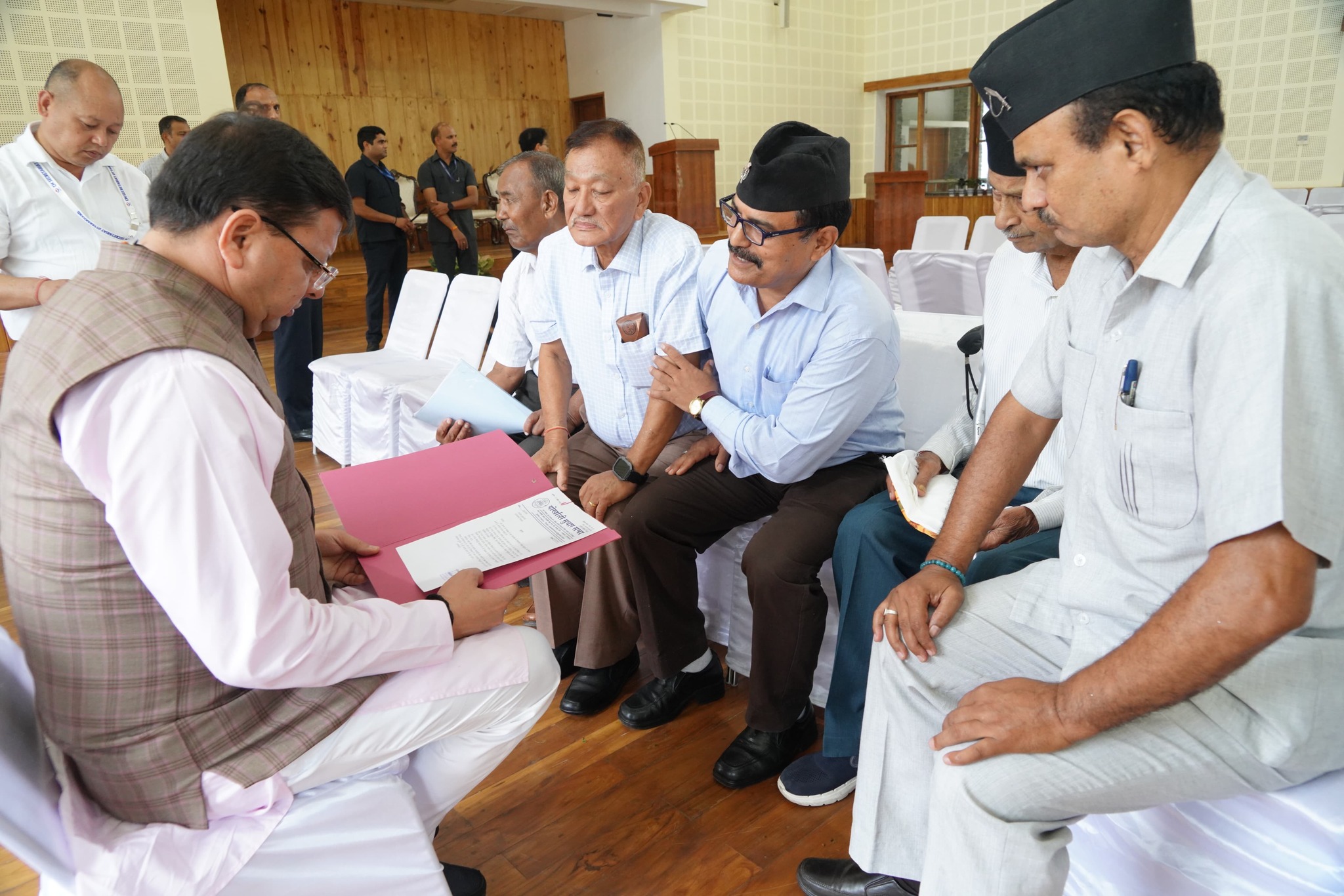 सीएम धामी ने सुनी जनता दरबार में फरियादियों की समस्या, त्वरित निस्तारण के दिए निर्देश