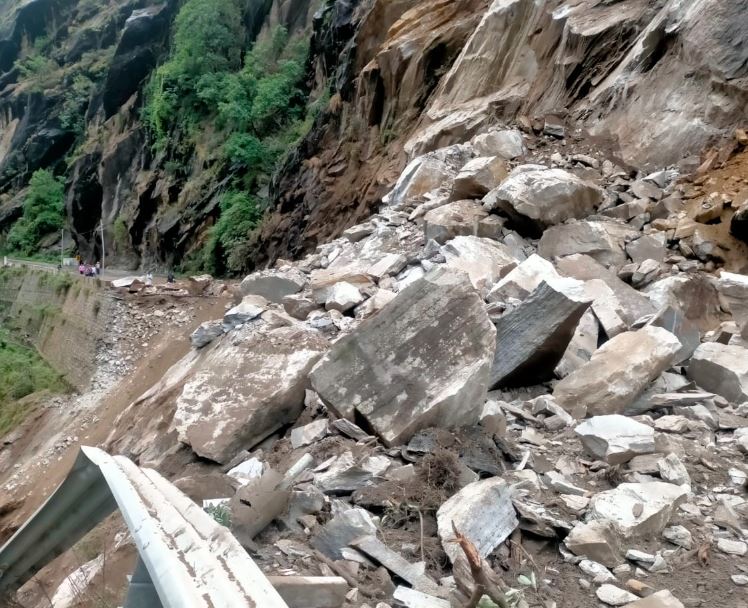 बद्रीनाथ हाईवे कई जगह बंद, प्रशासन ने की यात्रियों से सावधान बरतने की अपील