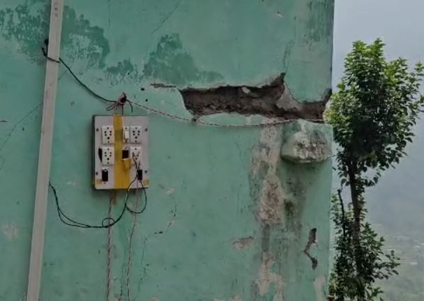 रेलवे टनल ब्लास्टिंग के कारण बिलोगी गांव के मकानों में पड़ रही हैं दरारें, ग्रामीणों दहशत का माहौल Rishikesh-Karnprayag Rail Project