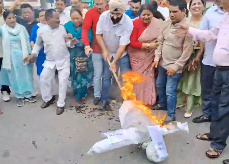 देहरादून में पुतला दहन