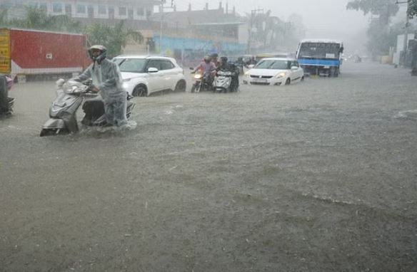 आफत की बारिश : हर ओर पानी ही पानी, कहीं बाढ़ का खतरा तो कहीं भूस्खलन से लोग परेशान, देखें तस्वीरें Uttarakhand news