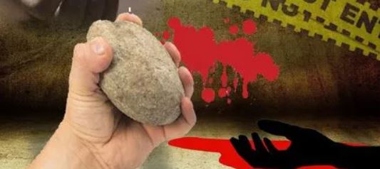 पत्थर से कुचलकर हत्या