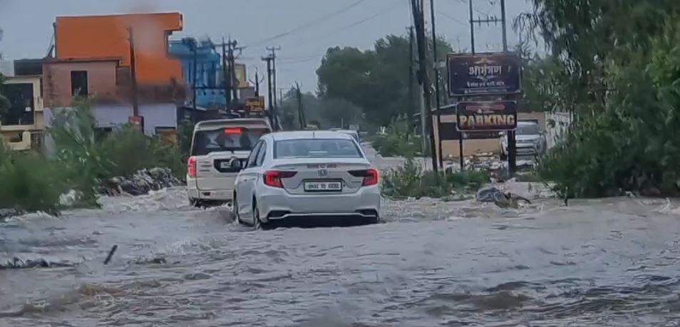 भारी बारिश के कारण जनजीवन अस्त-व्यस्त