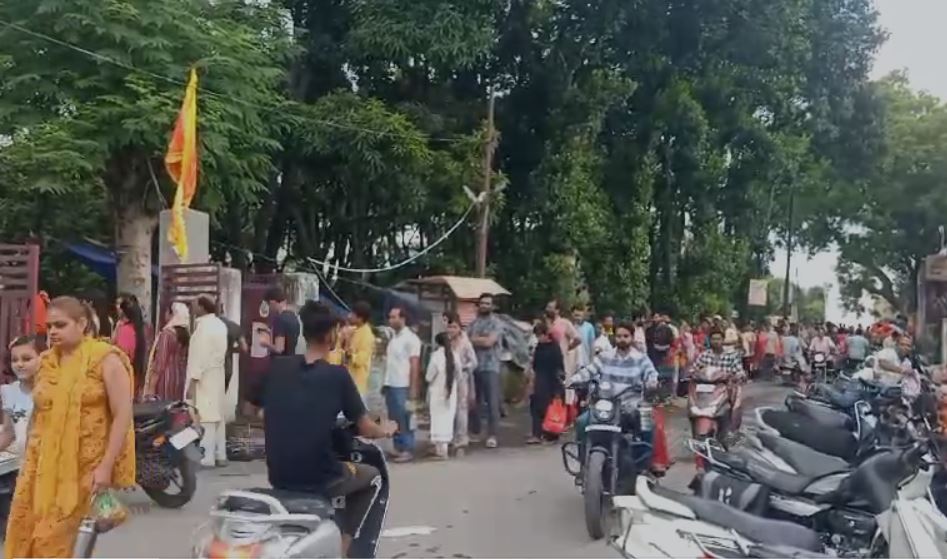 मंदिरों के बाहर भीड़