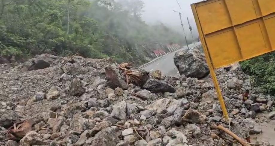 पहाड़ी से सड़क पर गिरे भारी बोल्डर, मलबा आने से ऋषिकेश-गंगोत्री राष्ट्रीय राजमार्ग बाधित tehri garhwal