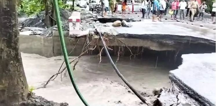 रामनगर स्टेट हाईवे में आया बरसाती नाले का तेज बहाव, नाले के दोनों तरफ फंसे सैंकड़ों वाहन