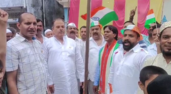 मुस्लिम समुदाय के लोगों ने भी किया ध्वजारोहण