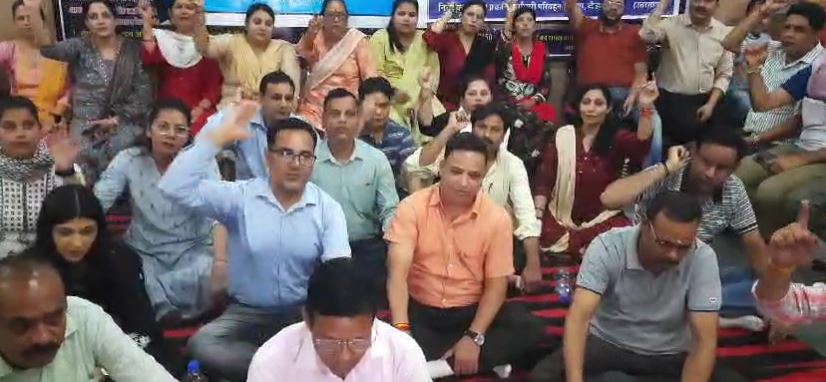 निलंबित कर्मचारियों की बहाली को लेकर परिवहन विभाग ने किया कार्य बहिष्कार, RTO में कामकाज ठप