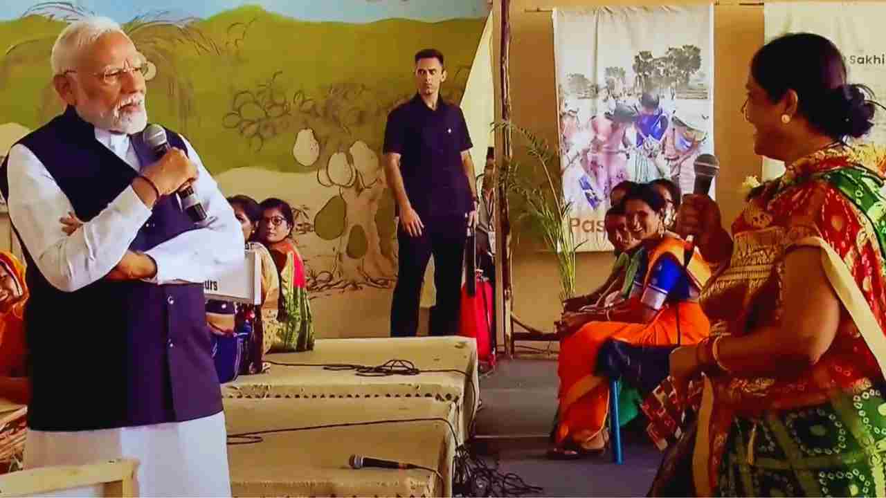 PM Modi honored 11 lakh lakhpati didis in Maharashtra