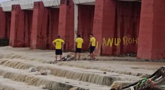 नदी में बहे बच्चे