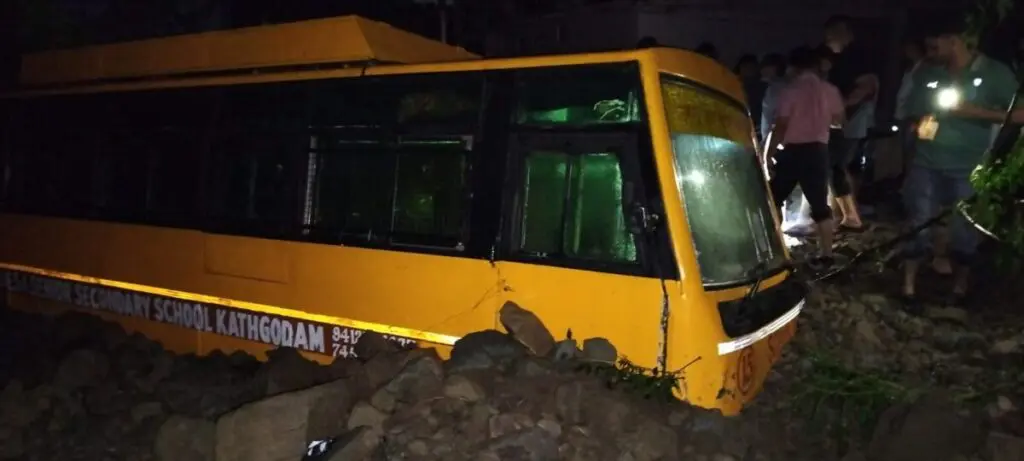 बस मलबे में दबी