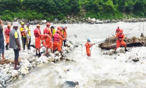 महिला और युवती भागीरथी नदी में बही