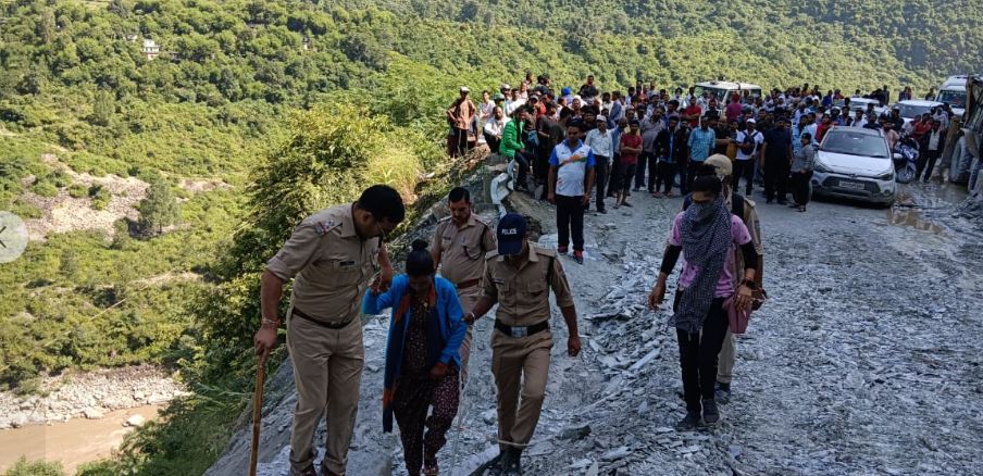 बदरीनाथ हाईवे पर चटवापीपल पर लगातार हो रहा भूस्खलन, वैकल्पिक मार्गों का करें इस्तेमाल