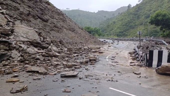 नैनीताल में भारी बारिश का कहर, भवाली-अल्मोड़ा हाइवे बंद, यात्रियों को हो रही परेशानी