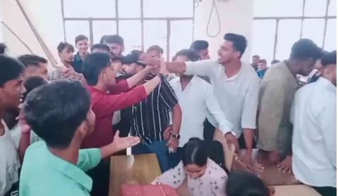 आमने सामने आए ABVP और NSUI के छात्र, पढ़ें क्यों आक्रोशित हुए छात्र