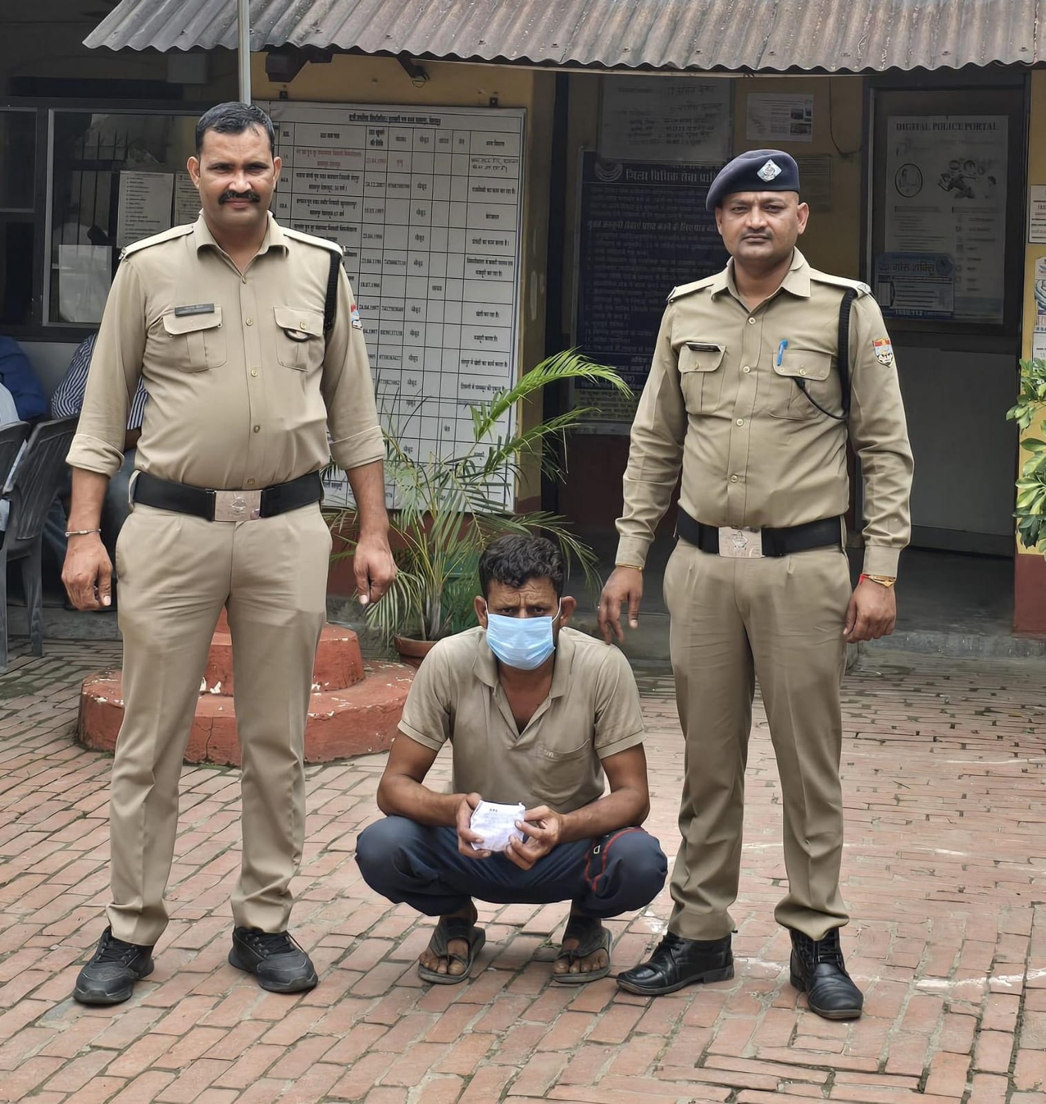 UP के कुख्यात को किया पुलिस ने अरेस्ट, तमंचे की नोंक पर दिया था लूट को अंजाम