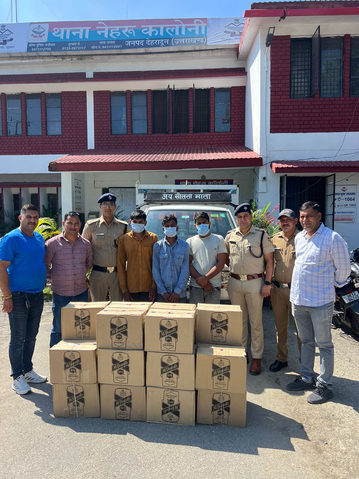 पुलिस ने किया शराब के गोदाम का भंडाफोड़