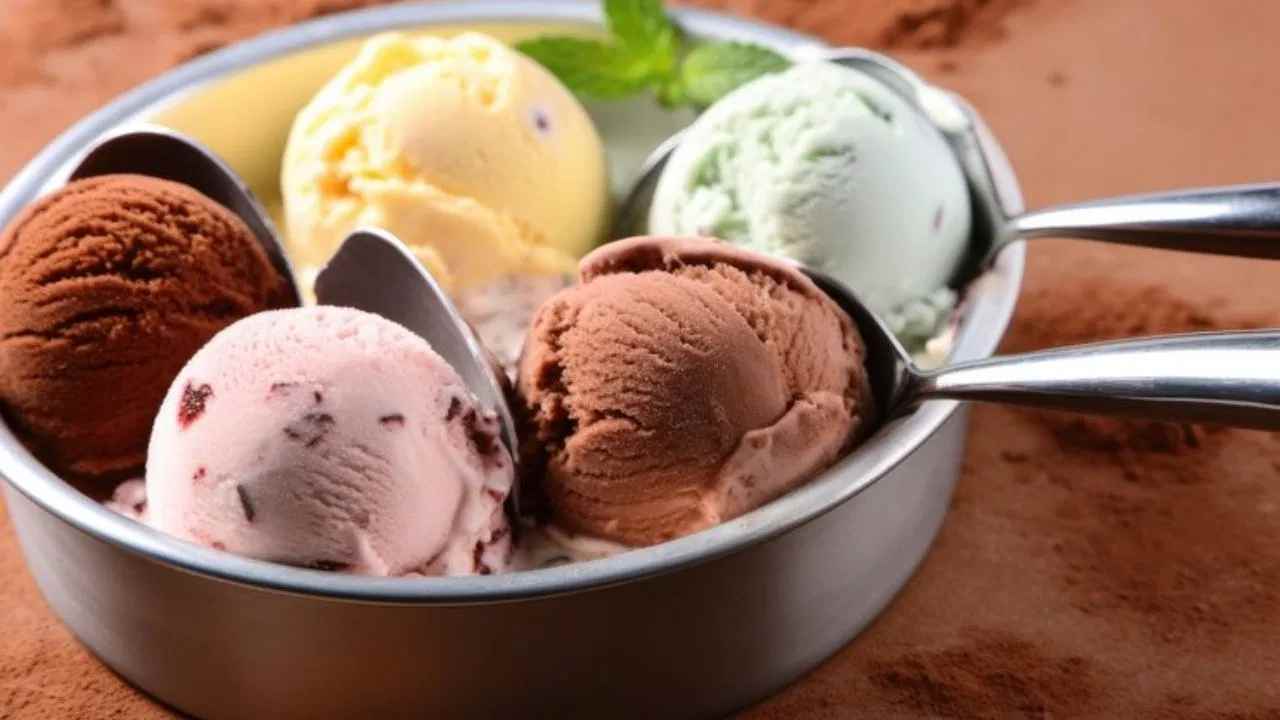 शराब मिलाकर बेची जा रही थी आइसक्रीम, पुलिस ने मारा छापा, 23 पैकेट जब्त Ice cream was being sold mixed with liquor, police raided, 23 packets seized