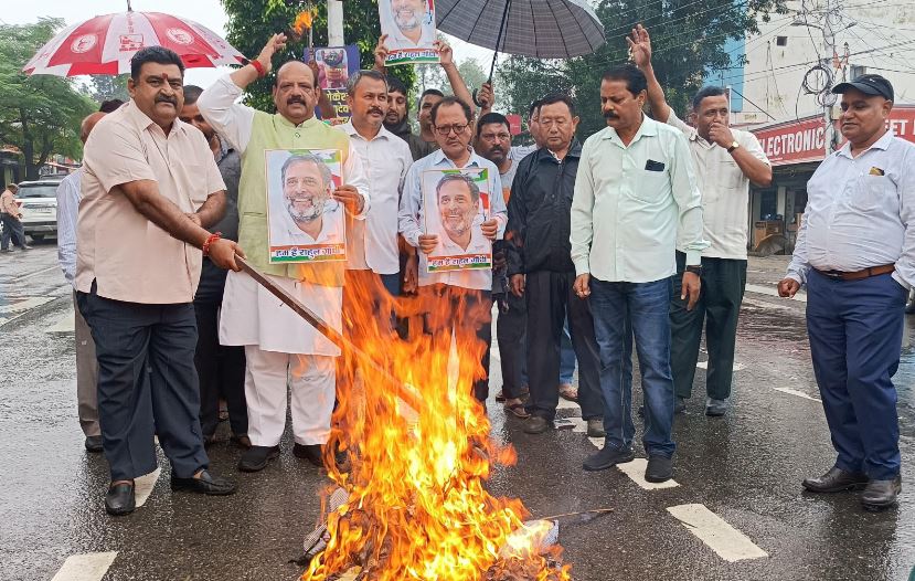 राहुल गांधी पर की गई टिप्पणी को लेकर कांग्रेस में उबाल, दून में भाजपा सरकार का फूंका पुतला congress