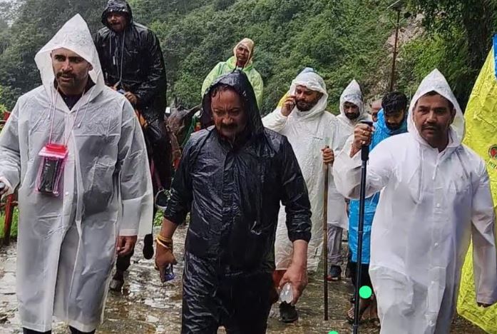 केदारनाथ बचाओ यात्रा का दूसरा चरण शुरू, बारिश के बीच भी है जारी, देखें तस्वीरें karan mahara
