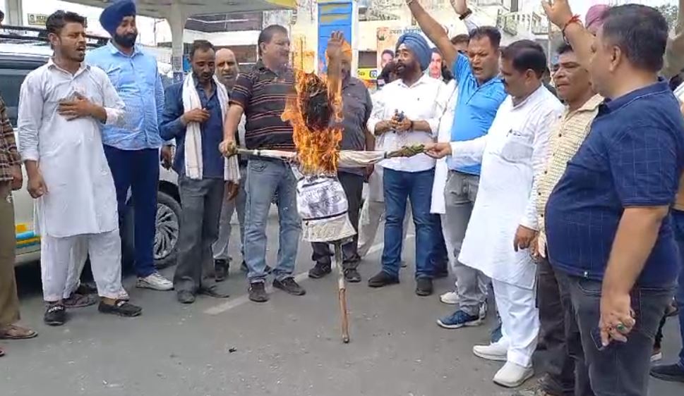 सब इंस्पेक्टर का पुतला फूंका