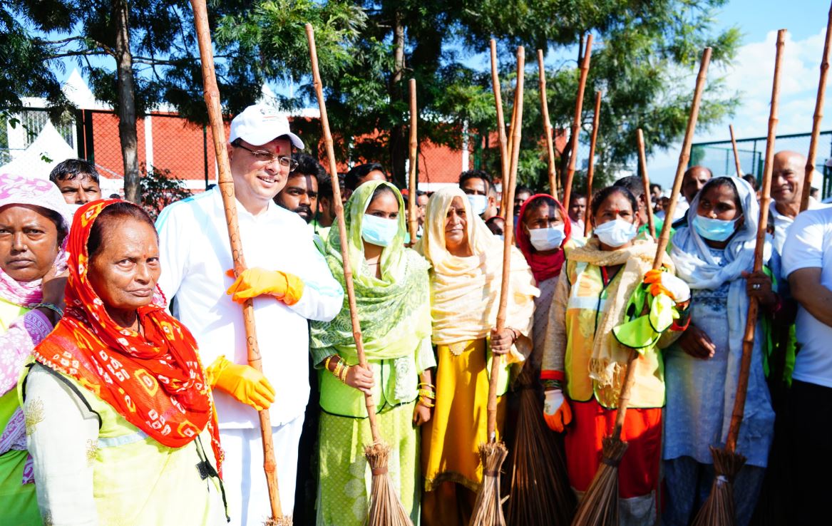 सीएम ने लगाया झाडू़