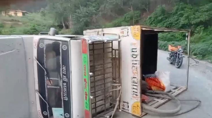टनकपुर-चंपावत NH में हादसा, सुखीढांग के पास पलटी पिकअप, एक की हालत गंभीर