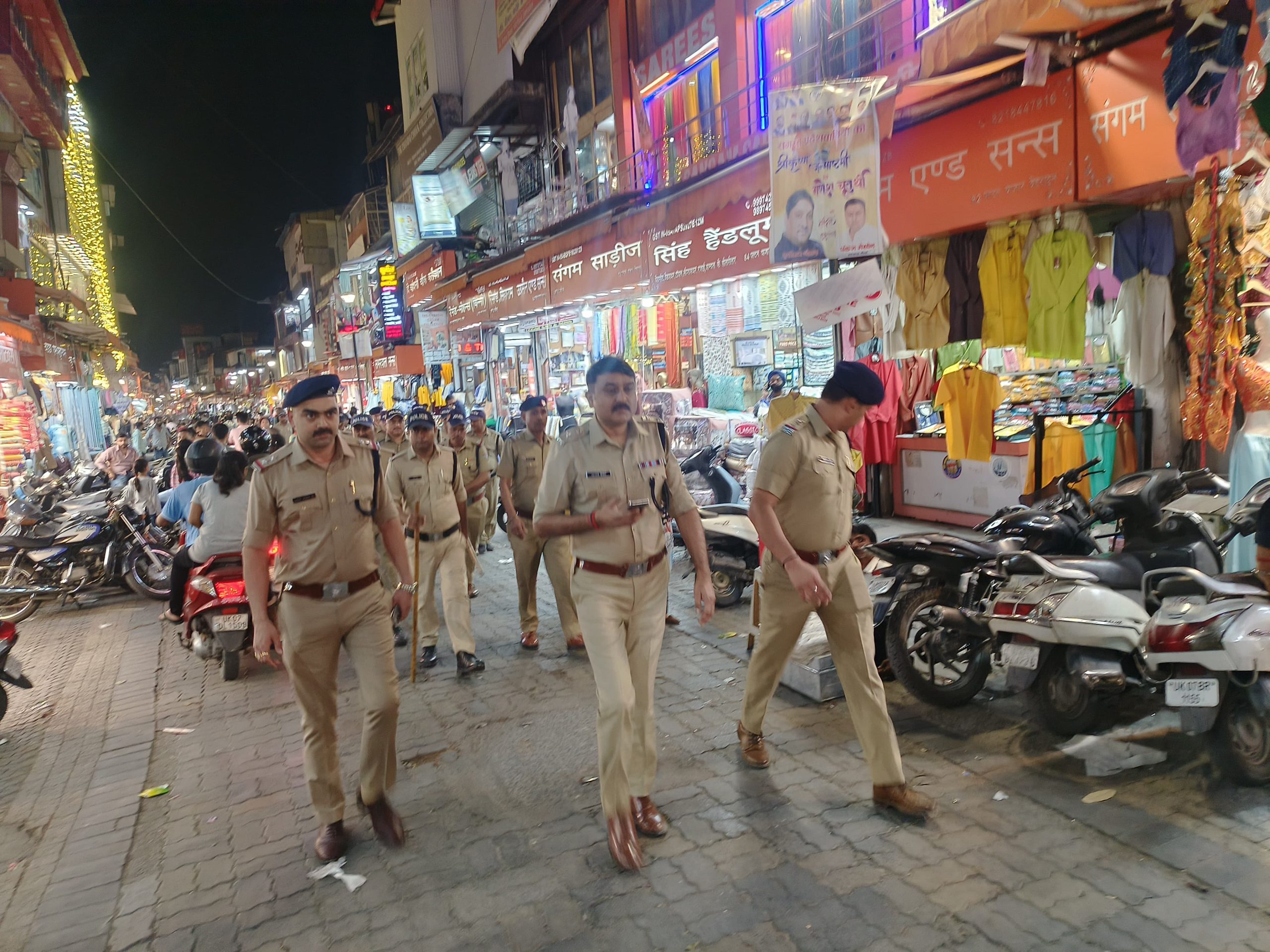 पलटन बाजार में अस्थाई अतिक्रमण करने वालों के खिलाफ पुलिस की सख्ती, काटे चालान