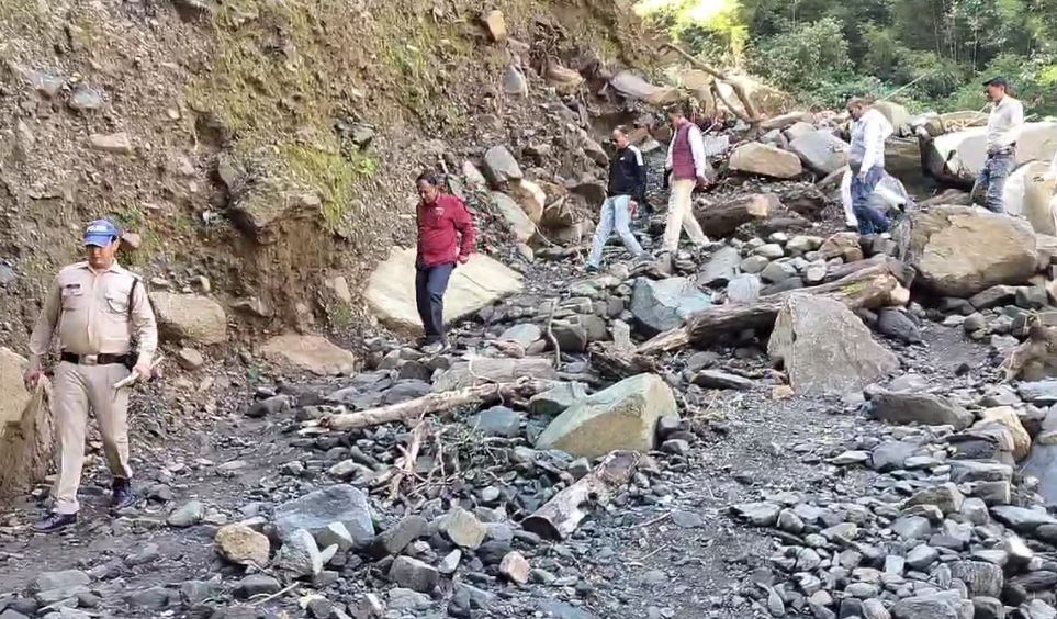 डीएम के आश्वासन के बाद माने ग्रामीण, सात दिन बाद खत्म किया आमरण अनशन tehri garhwal