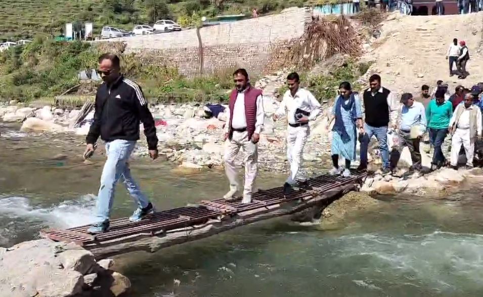 डीएम के आश्वासन के बाद माने ग्रामीण, सात दिन बाद खत्म किया आमरण अनशन tehri garhwal
