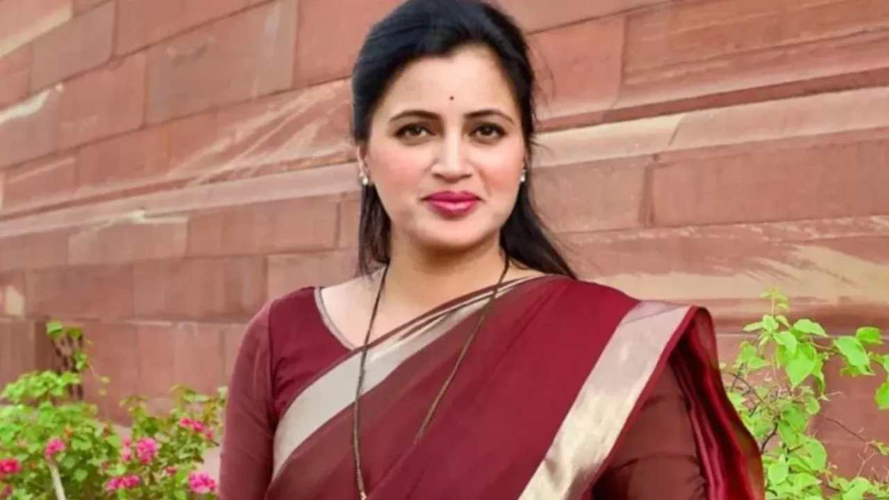 Chairs thrown at BJP leader Navneet Rana's rally, complaint filed