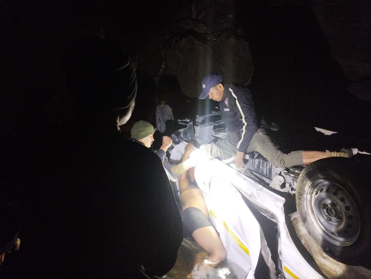 अनियंत्रित होकर खाई में गिरी आर्मी भर्ती से लौट रहे अभ्यर्थियों से भरी जीप, नौ युवा घायल