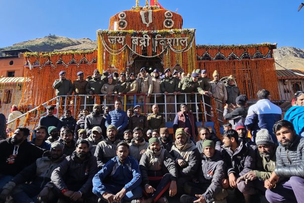 बद्रीनाथ के कपाट बंद होने से पहले इस सीजन ड्यूटी में तैनात पुलिस के जवानों ने संजोईं यादें